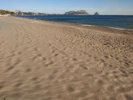 Cottage in front of the beach, with large garden and parking Отели в г. Torre Colonna-Sperone