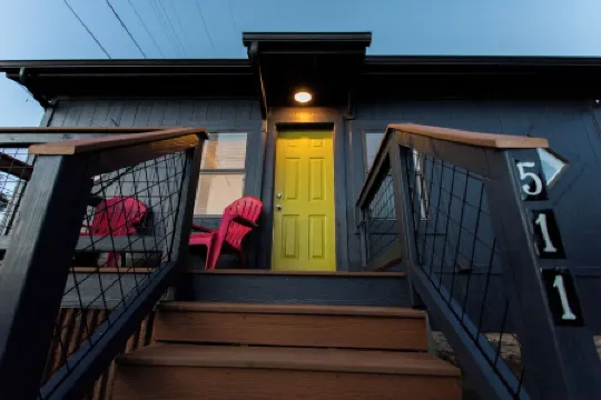 Modern & Private-Outdoor Theatre, A/C, King Bed