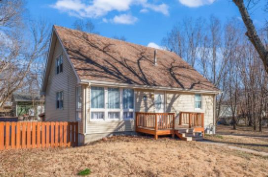 Cozy 3 bedroom in Baldwin City, close to Baker, great for families & friends!