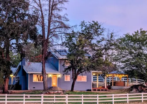 Country Farmhouse on Wine Trail Hot Tub & Pool Table