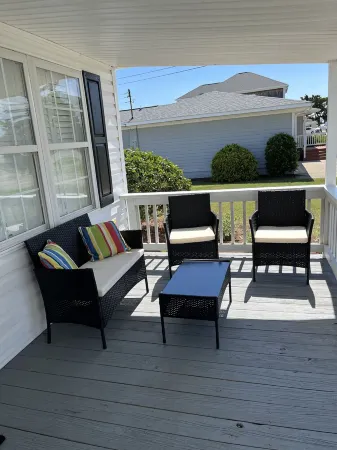 Cozy 2-Bedroom Cottage Near Triple S Marina