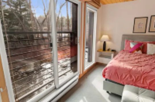 Large, Luxurious Riverfront Townhouse