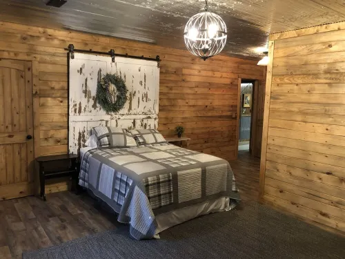 Lots of Beds Huge Deck and a Short Walk to the Lake. It’s Time to be on the Lake Hotel a Stone County