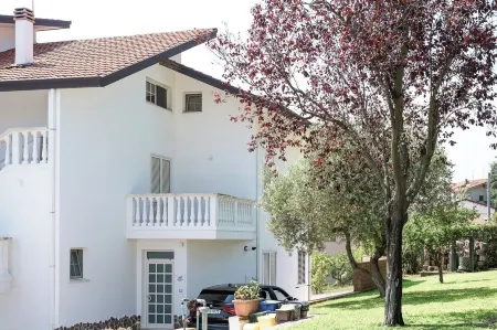 Bright 2 bedroom apartment in villa with pool and barbecue, 1km from the sea