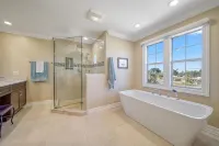 Waterfront Indian Rocks Beach Gem-5 min walk to beach, private Pool/ hot tub/gym