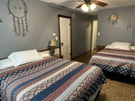 Large,3 Bdrm, Lake View/Access Home w/ Rustic/Modern Charm, Resort Amenities