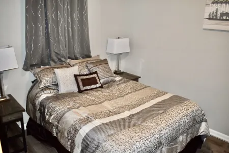 Family-Friendly 3BR Home near River & Bike Path! Close to downtown. Отели в г. Келлогг