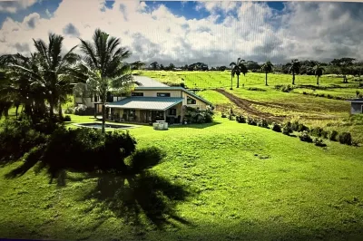 Beautiful Oceanfront Estate with heated saltwater pool, Hamakua Coast Acreage. Hotels near Hawai‘i Tropical Botanical Garden
