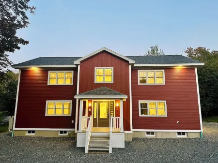 Premium Apartment Living near Downtown Bar Harbor & Acadia Отели рядом с достопримечательностью «Библиотека Джесап Мемориал»