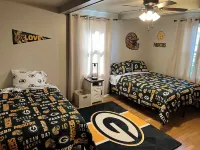Walk to Lambeau! - Bart Starr 3 Bedroom house near Marquette Park Hotels near Walmart Supercenter