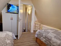 Thatched house with Southwest-terrace, centrally located, near to beach - بيت ضيافة