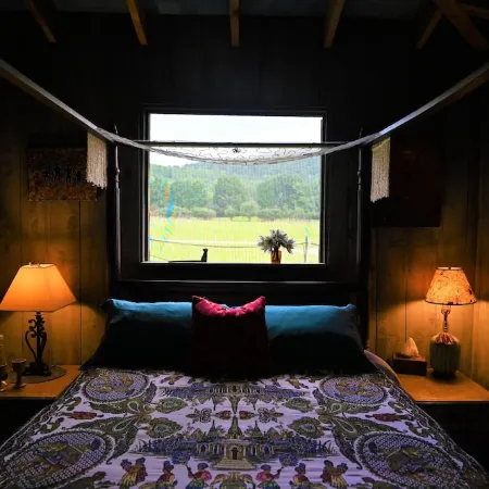 Scottland Yard Farm's - Upscale Rustic Garden House