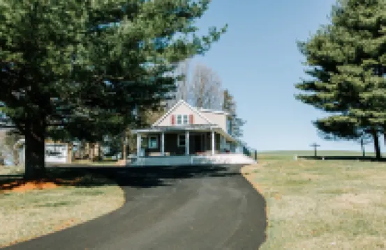 Cozy Cottage- 10 Mins to Koziars Christmas Village