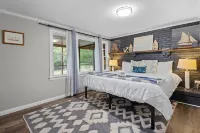 Clear Creek Retreat - Pet Friendly, King Bed, Hot Tub, Game Room, Fire Pit 클리어 크릭 호텔