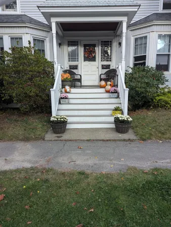 Queen City Duplex centrally located sleeps up to 6 Отели рядом с достопримечательностью «John Bapst Memorial High School»