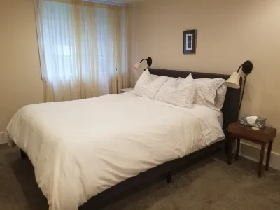 PEACEFUL WATERFRONT RETREAT 30-MINUTE FERRY RIDE FROM SEATTLE! Hotel in zona Illahee Preserve