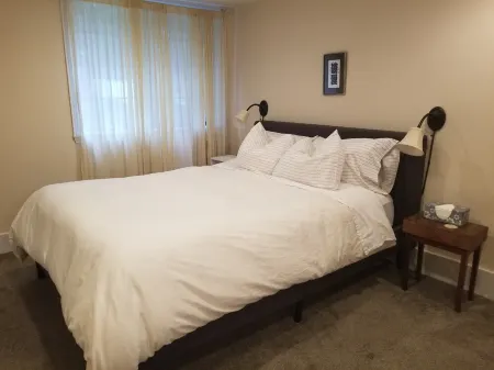 PEACEFUL WATERFRONT RETREAT 30-MINUTE FERRY RIDE FROM SEATTLE!