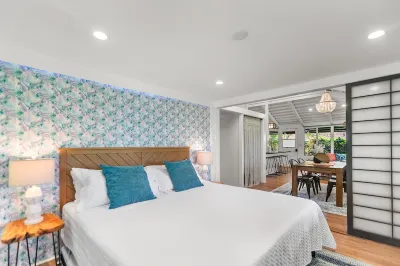 3Br Loft Beach Bungalow + Bikes & Pickleball Gear