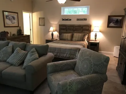 RELAX in this Cozy Mountain Creek Cabin