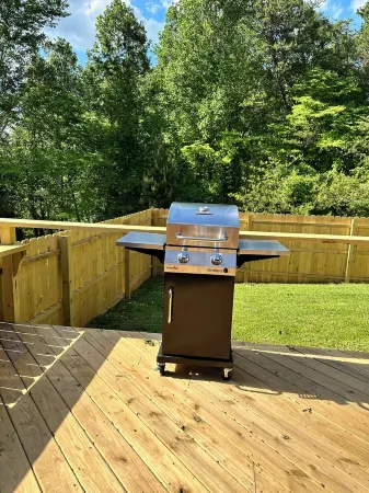 Peak-A-View Mountain Retreat: Cozy 2BR Getaway with Breathtaking Mountain Views! Отели в г. Clay County