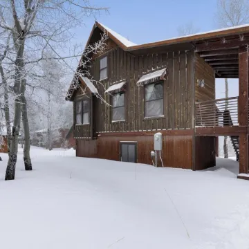Twin Aspen-Lovely Terry Peak Cabin, Hot Tub, WiFi & AC