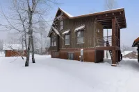 Twin Aspen-Lovely Terry Peak Cabin, Hot Tub, WiFi & AC
