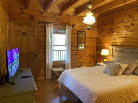 Mountain Log Cabin on Dale Hollow Lake/ Obey River