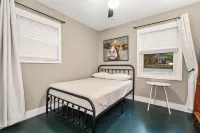 Pet Friendly Park Circle Apartment - Walk to Riverfront!