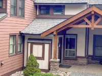 Cozy 3 BR Treetop condo mins walk to slopes