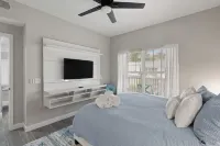 Stylish and Cozy mInutes to the Beach