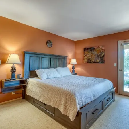 Modern Sunriver Luxury Home with Fenced Turf Pet Yard, Large Kids Room, SHARC !!