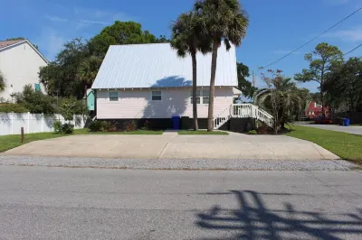 PRIVATE HOME, 3 BEDROOMS, 2 BATHS, SLEEPS 8 Hotels near Public Beach Access - 2nd St E