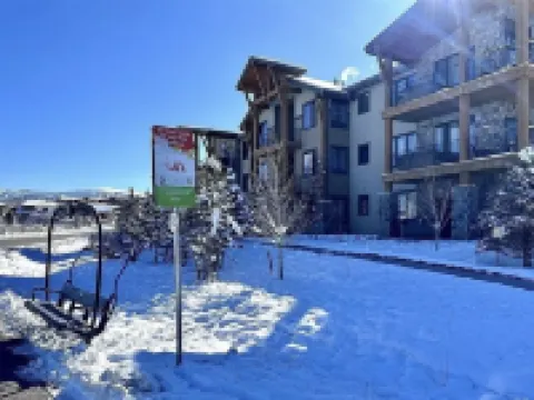 Brand new Grand Park retreat! Private hot tub and custom bunk room! フレイザーのホテル