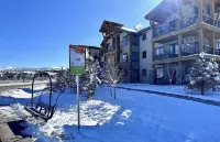 Brand new Grand Park retreat! Private hot tub and custom bunk room!