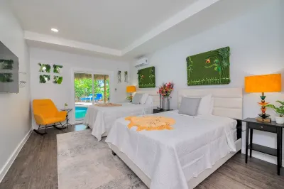 Modern Tropical 5 bd, 4 bath, heated pool, Mini Golf, tiki hut, outdoor bar Hotels near South Florida National Cemetery
