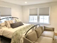 Spring Time Fun Time. Ranch Sleeps 10 & 0.7 mi to GB Main St.Wi-Fi + Hot Tub.