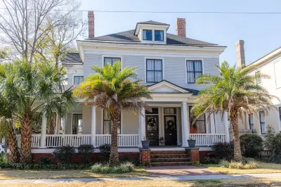 Groovy Attic Apt in Starland District Hotels in Midtown Savannah