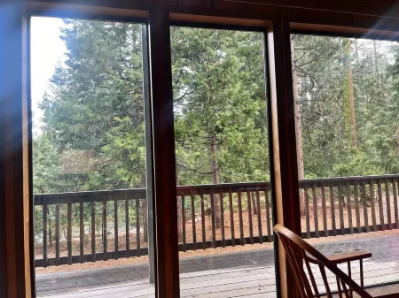 Mountain cabin with fireplace. Minutes away from Shaver Lake and China Peak.