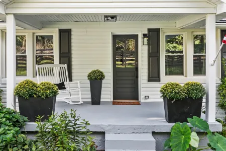 Newly Renovated Charming Little Leiper's Cottage