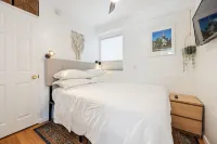 Hot Tub/1mi to Downtown/3mi to Coronado/Wifi 300mb+/BBQgrill/Fire Pit/Harborside Hotels in Mid-City