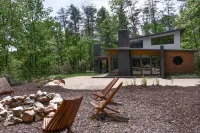 WILDBLUME-New Modern Private Home w/Hot Tub, Pool Table Hotels in 