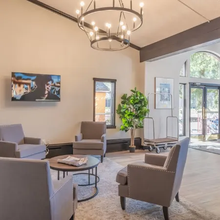 1 min. walk to slopes!Mountain view! Steps to ski lift/gondola, shops & dining!