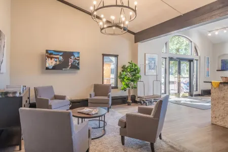 1 min. walk to slopes!Mountain view! Steps to ski lift/gondola, shops & dining!