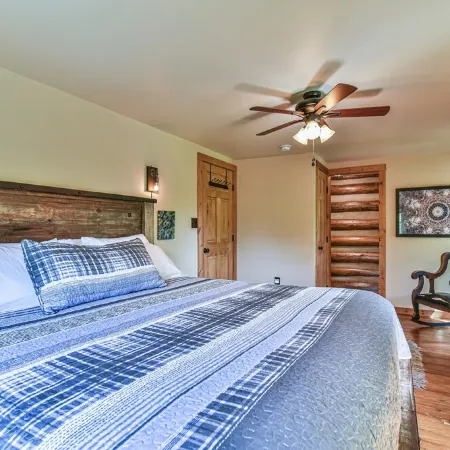 Classic Log Cabin 15 minutes to downtown Asheville-fire pit, pond, fireplace