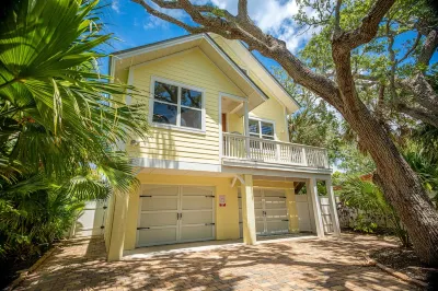 Family Tides-Pool, Hot Tub, Kayaks, Golf Cart, Walk to the Gulf, No Cleaning Fee