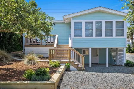 Charming Topsail Beach  cottage with deeded private beach access