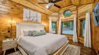 Blue Pine Divine - 1+ Bedrooms, 2 Baths, Sleeps 6, pet friendly, Hot Tub Hotel a McCurtain County