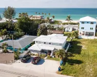 Pool 10 feet away, Beach Views + Toys, duplex, SUP+Kayak+Firepit+Crows Nest