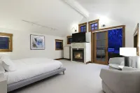 12MM Aspen Residence -Walk to Town & Ski Slopes by Aspen Vacation Rentals®