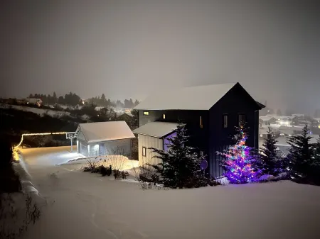 Get Away to White Salmon; Hot Tub, Pickle-Ball, Basketball, Fitness Room & More!